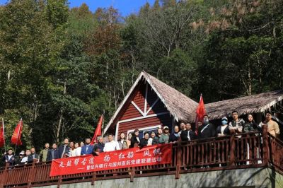 走鹽幫古道 揚(yáng)“紅船”風(fēng)帆——國(guó)邦醫(yī)藥與紹興銀行組織黨建聯(lián)建活動(dòng)